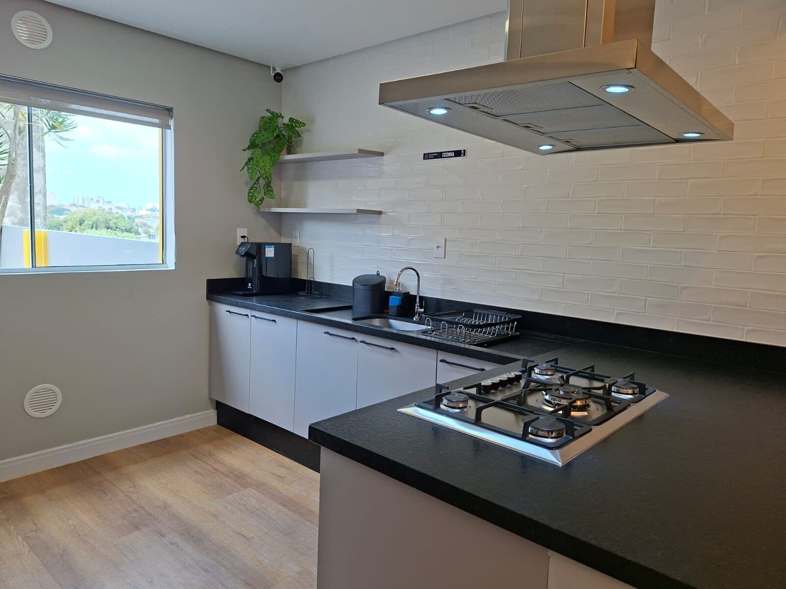 Bancada da cozinha com cooktop e janela