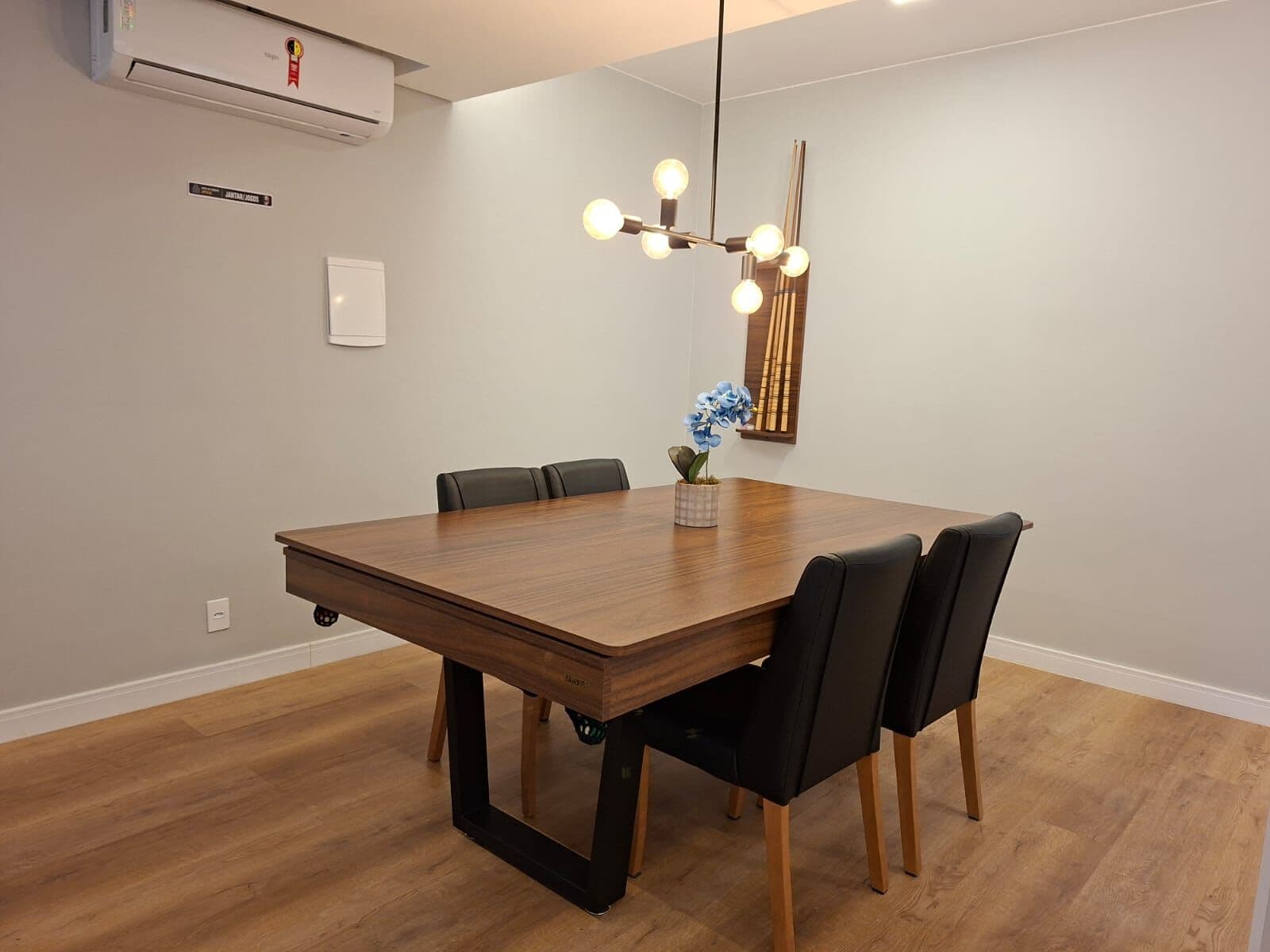 Mesa de jantar menor sob luminária
