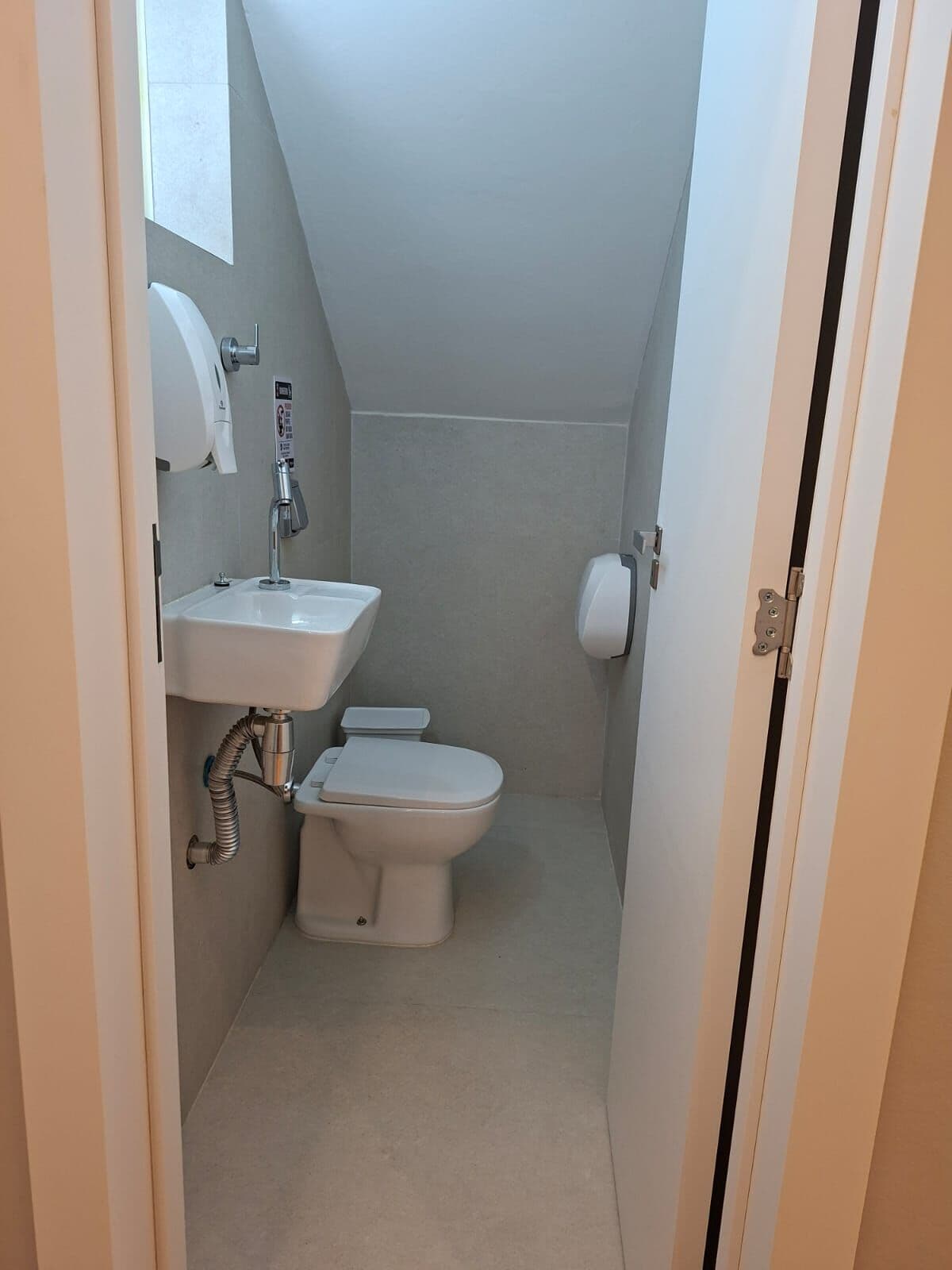 Lavabo com cuba suspensa