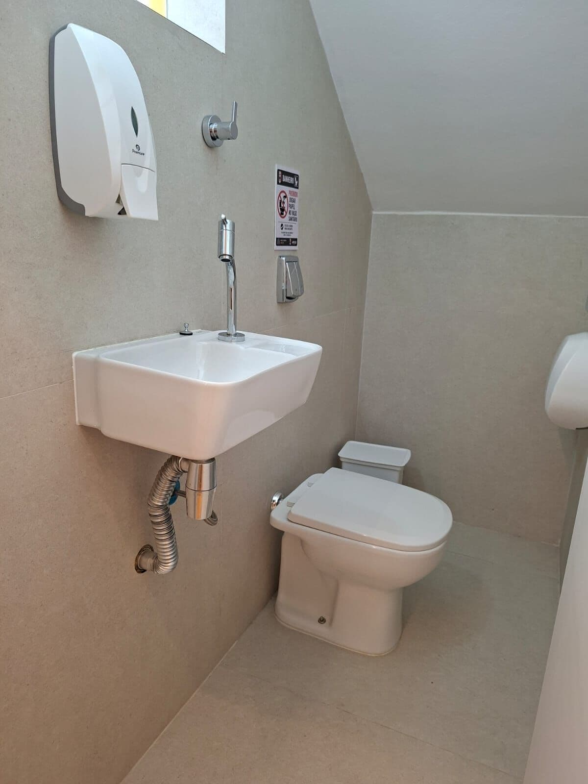 Lavabo com dispenser e cuba suspensa