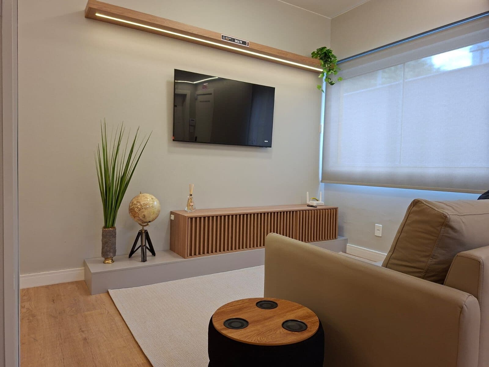 Sala de TV com puffs e tapete