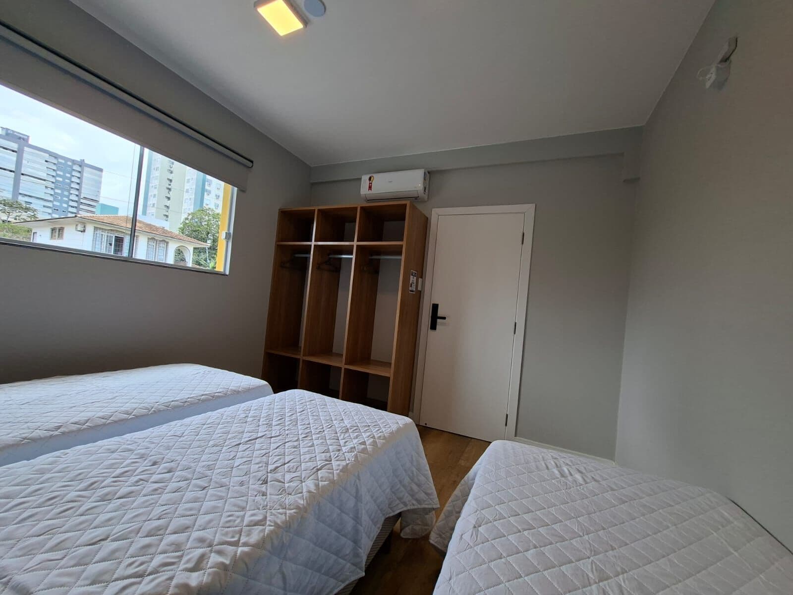 Suíte com cama de casal e armário embutido
